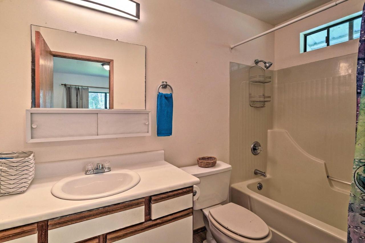 Peaceful Abode With Deck, 13 Mi To Black Sand Beach! Naalehu Extérieur photo